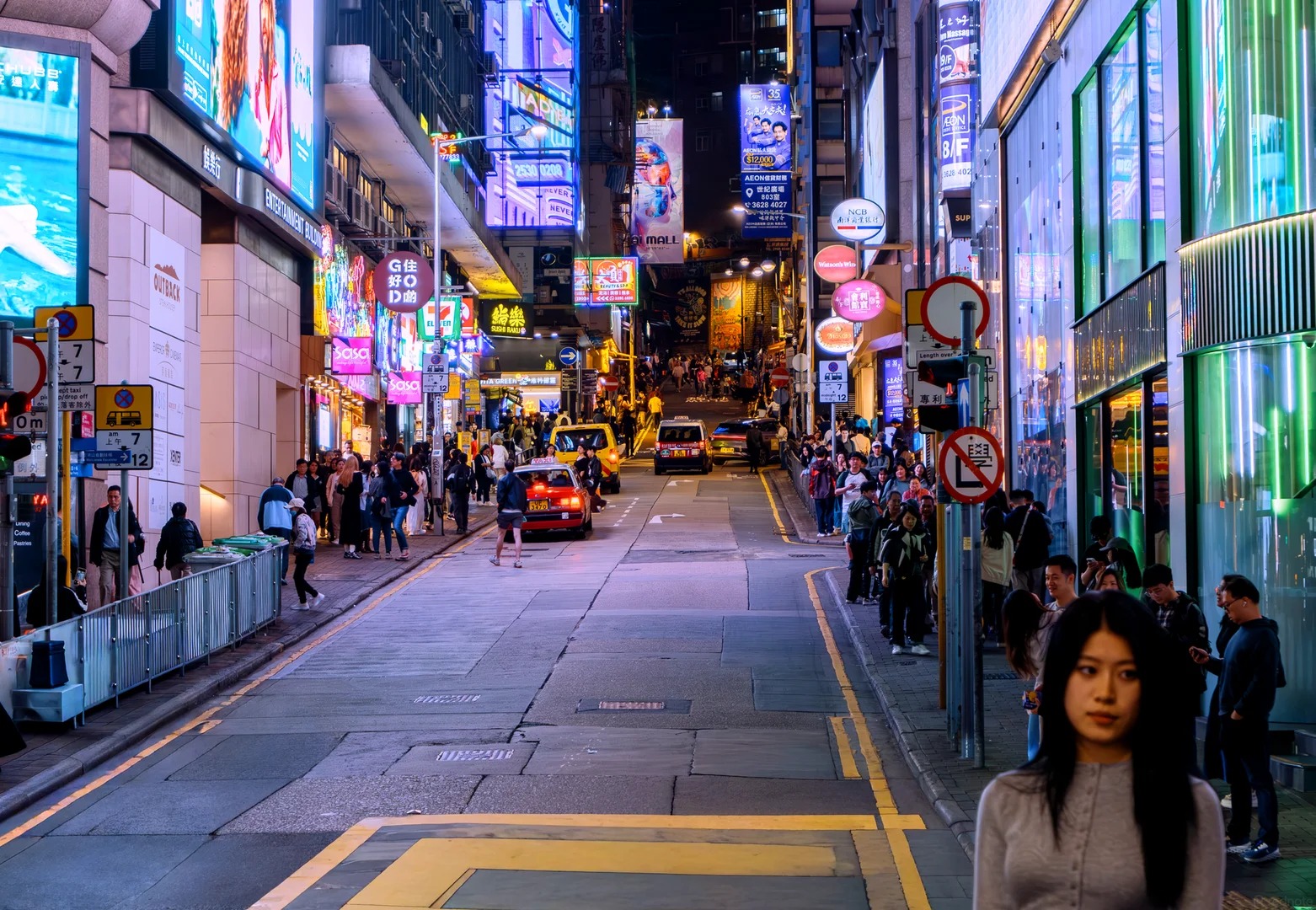 Khung cảnh phố đêm Lan Kwai Fong Central Hong Kong lung linh ánh đèn đa sắc màu