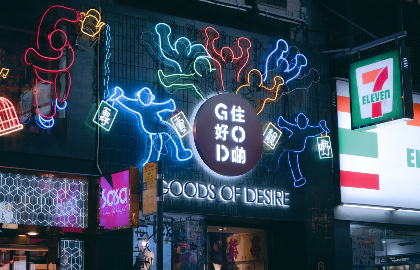 Khung cảnh rực rỡ sắc màu của các quán bar và nhà hàng sáng đèn tại Lan Quế Phường Hong Kong