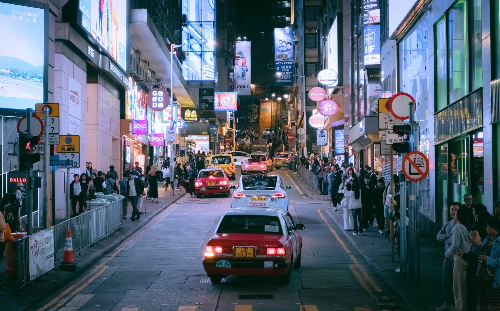 Khung cảnh rực rỡ sắc màu của các quán bar và nhà hàng sáng đèn tại Lan Quế Phường Hong Kong