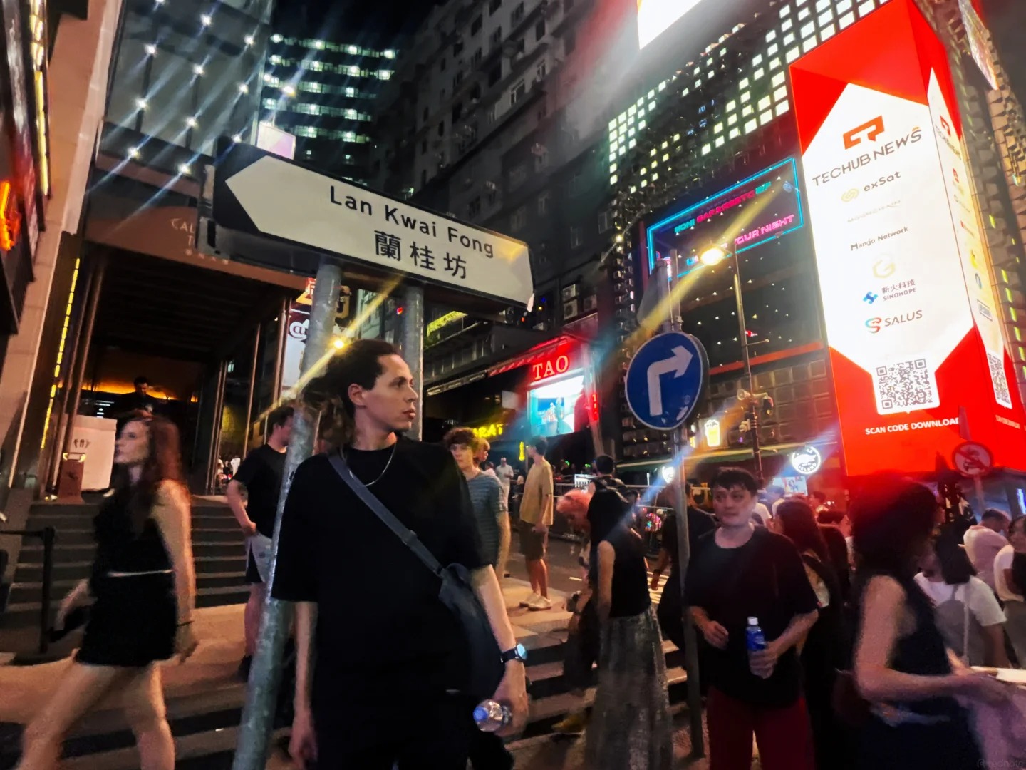 Khung cảnh phố đêm Lan Kwai Fong Central Hong Kong lung linh ánh đèn đa sắc màu