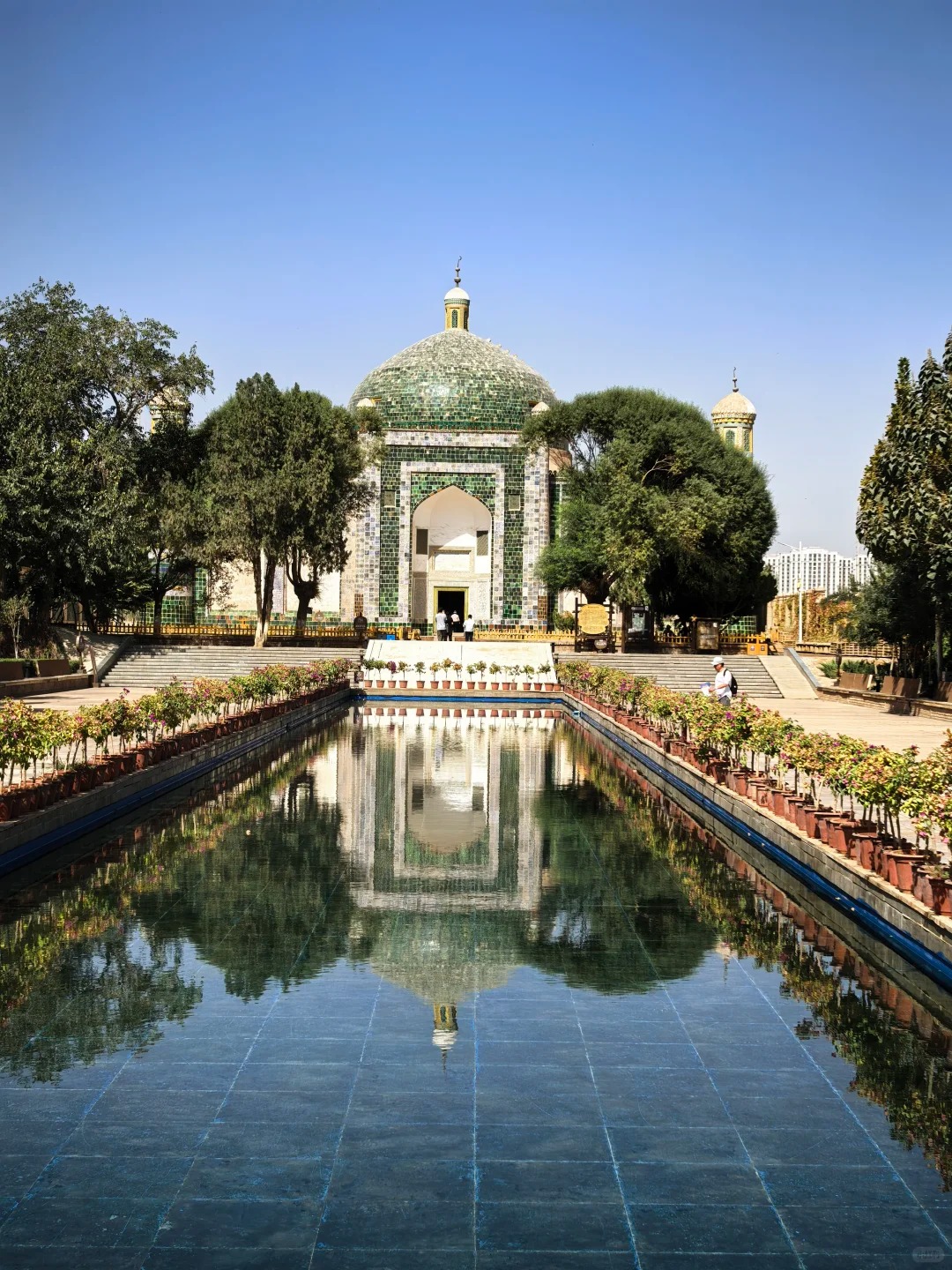 Cổng vào lăng Hương Phi với hoa văn Hồi giáo tinh xảo và mái vòm cong mềm mại.