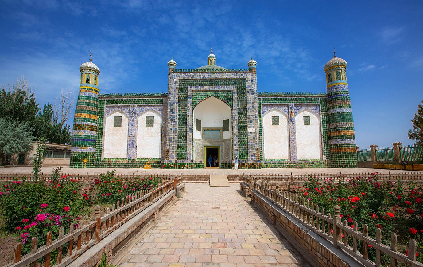 Gạch men xanh – trắng phủ kín mặt ngoài lăng, tạo hiệu ứng ánh sáng rực rỡ.