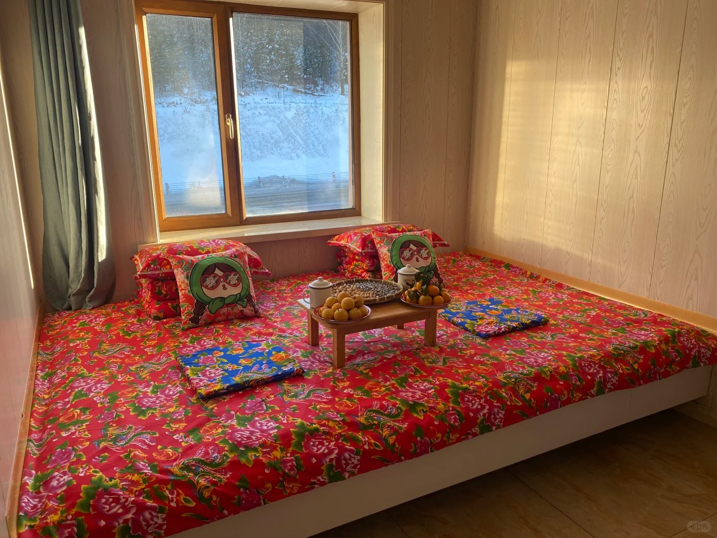 Homestay sử dụng họa tiết con công đỏ đặc trưng vùng đông bắc Trung Quốc