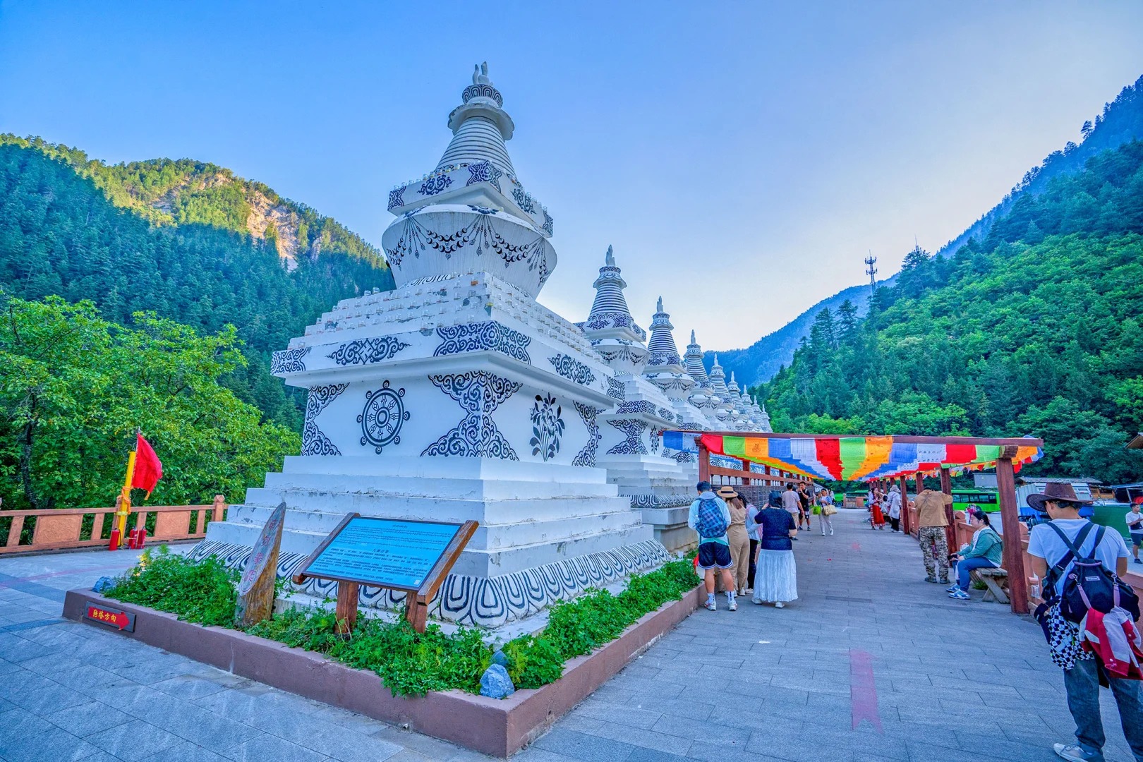 Th&aacute;p Mani cổ k&iacute;nh giữa trung t&acirc;m l&agrave;ng văn h&oacute;a T&acirc;y Tạng