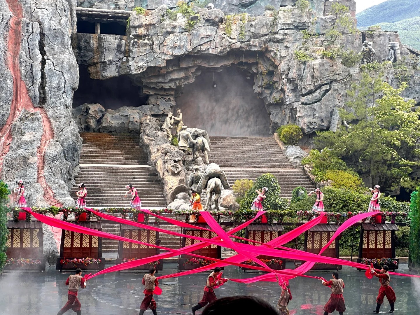 Màn múa dân tộc Nạp Tây với trang phục truyền thống và điệu nhảy uyển chuyển.