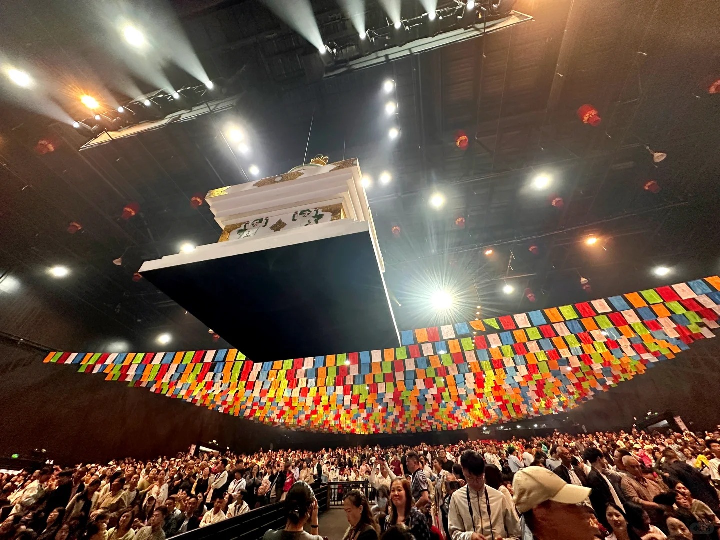 Khán giả ngồi kín khán phòng, ánh mắt chăm chú theo từng chuyển động sân khấu.