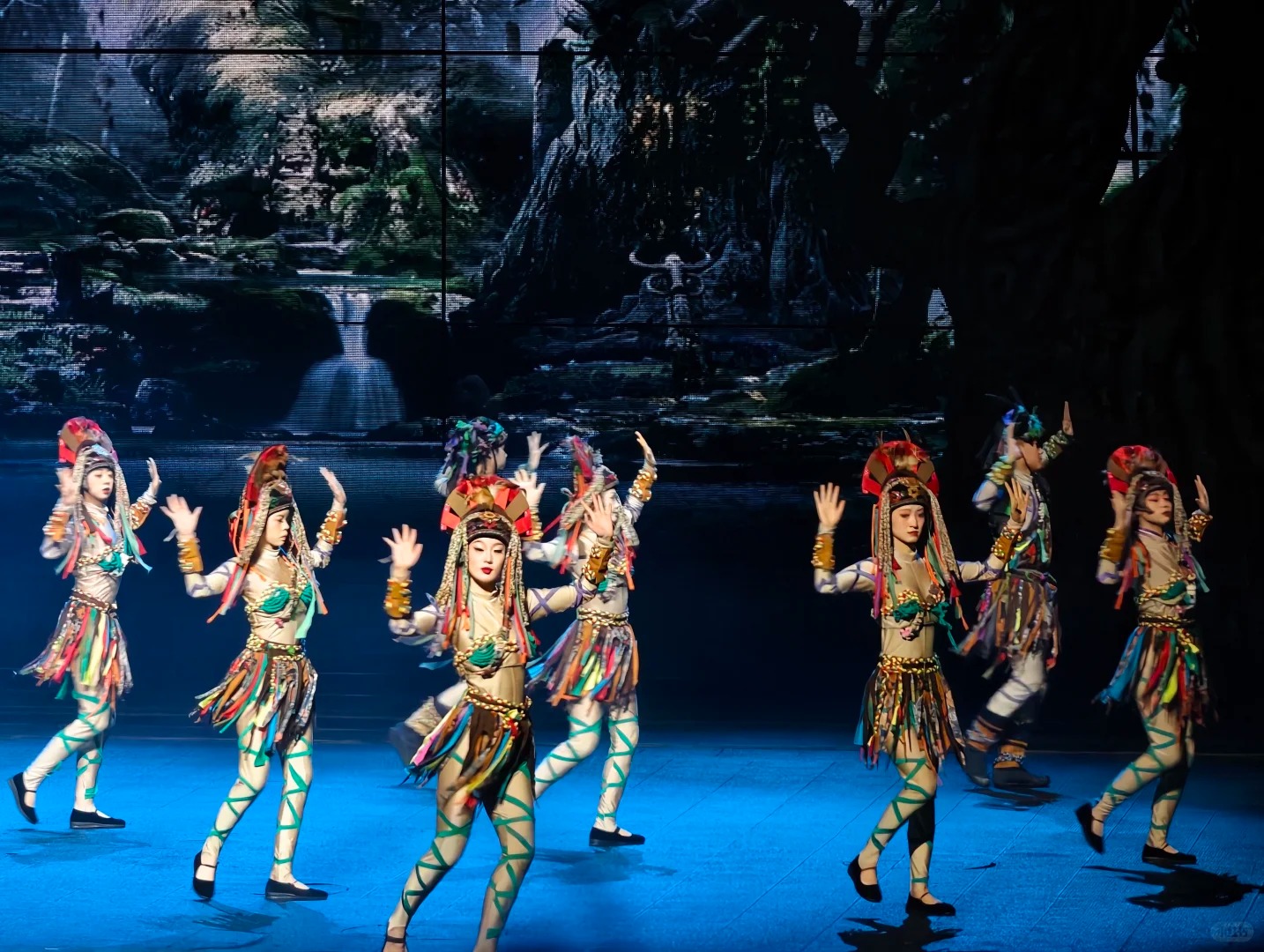 Vũ c&ocirc;ng m&uacute;a d&acirc;n gian trong Show Lệ Giang Thi&ecirc;n Cổ T&igrave;nh.