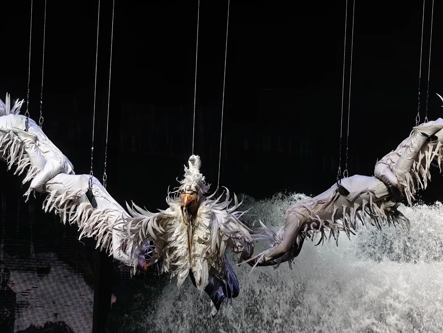 Hiệu ứng nước đổ từ trên cao, vũ công múa giữa dòng thác nhân tạo.