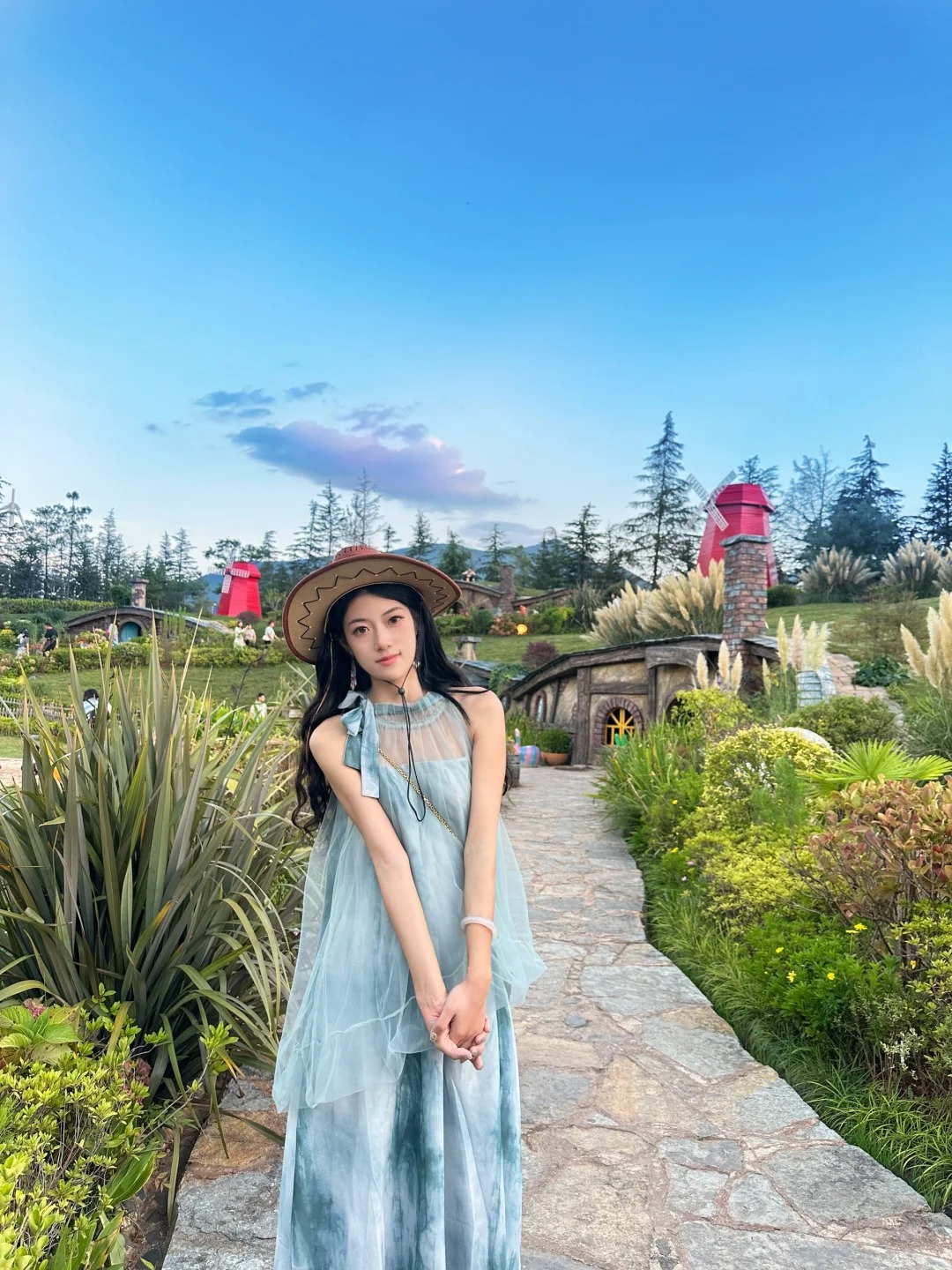 Du khách check-in tại khu vực Cupid Hut nắm trong “Lệ Giang Thiên Cổ Tình” 