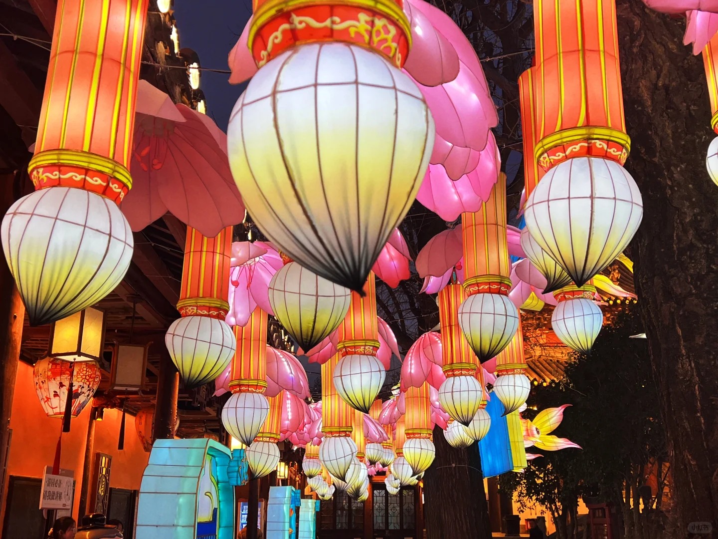 Hàng ngàn đèn lồng thắp sáng bầu trời, tạo nên không gian lễ hội rực rỡ sắc màu.