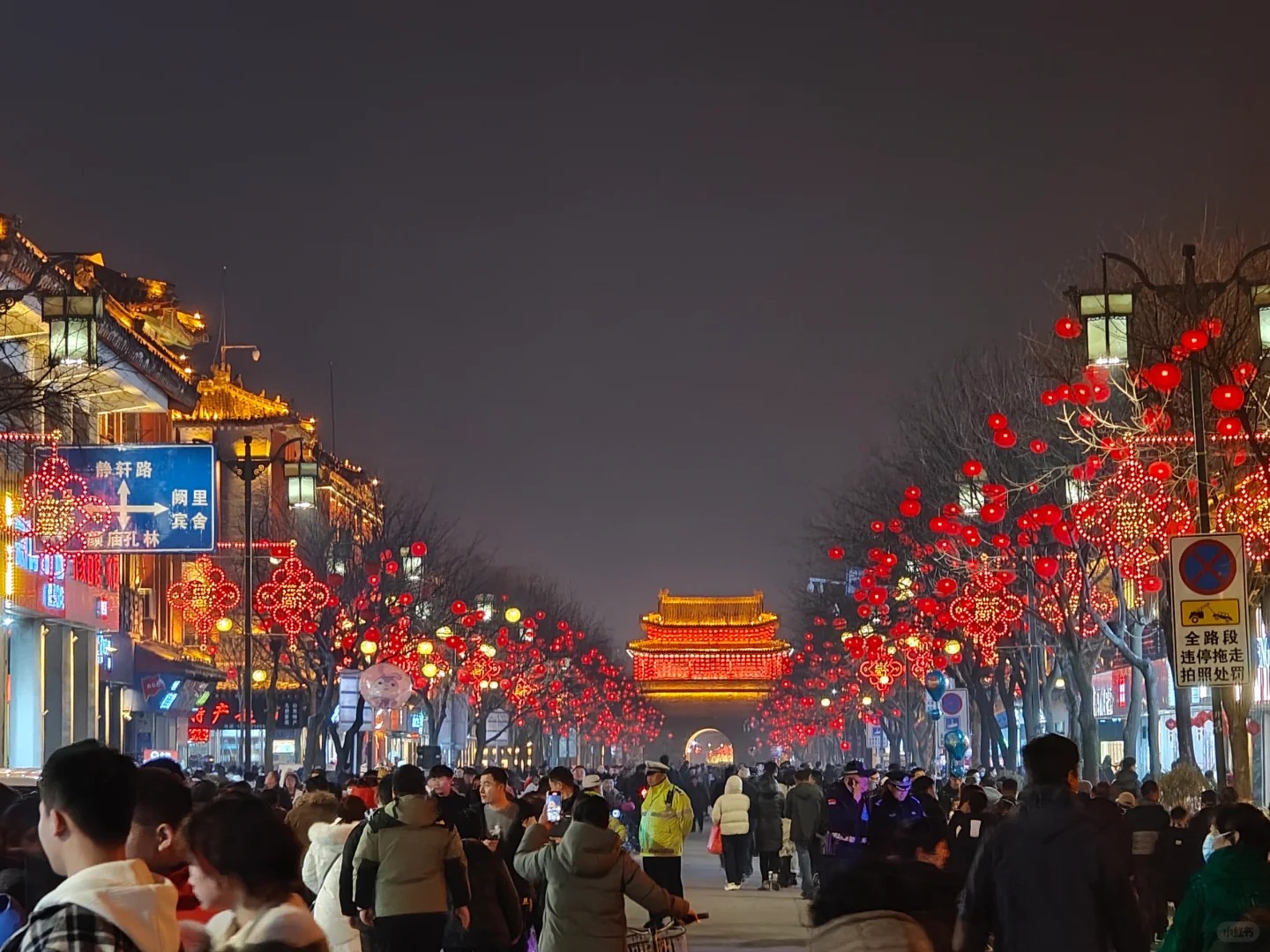 Dòng người thưởng thức show diễn Kích Quang, đắm chìm trong không gian kỳ ảo đầy sắc màu.