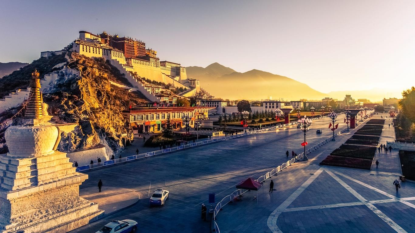 &Aacute;nh b&igrave;nh minh ban mai rọi s&aacute;ng những mảng tường đỏ trắng kỳ vĩ của Cung điện Potala