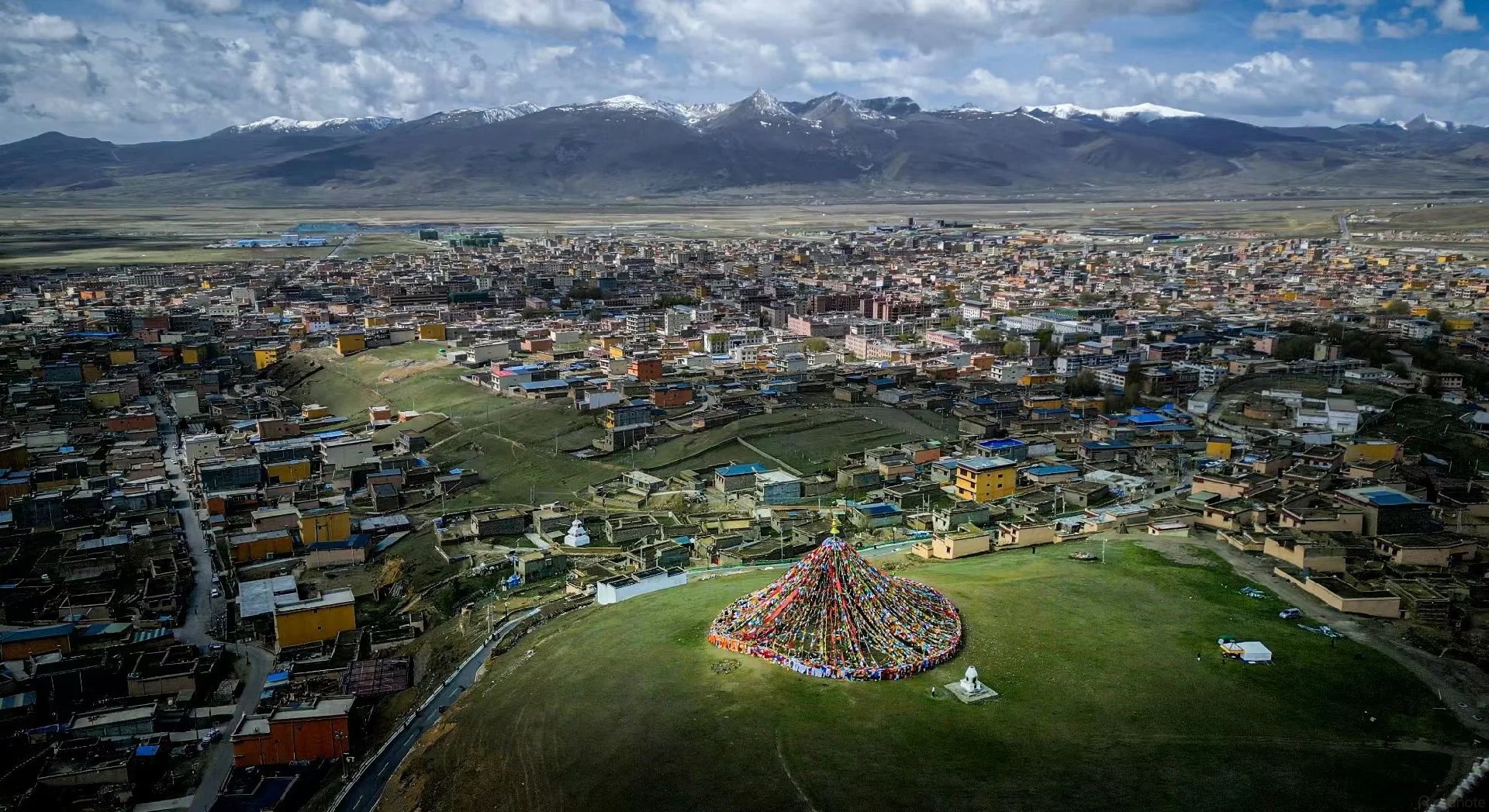 To&agrave;n cảnh L&yacute; Đường giữa n&uacute;i non h&ugrave;ng vĩ.