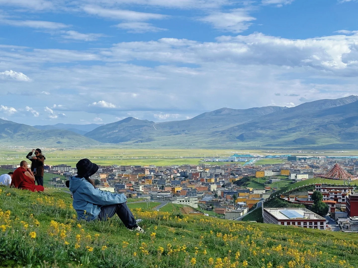 Du kh&aacute;ch chụp ảnh Cảnh n&uacute;i non h&ograve;a quyện với trời m&acirc;y.
