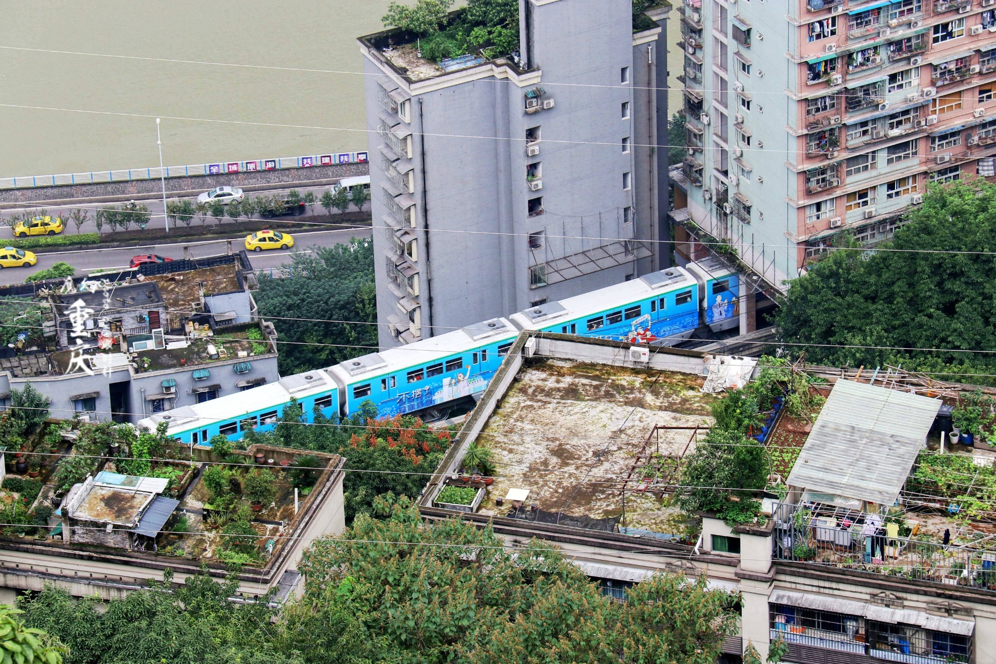 View nhìn từ trên cao toàn bộ khu phố Lý Tử Bá rực rỡ sắc màu