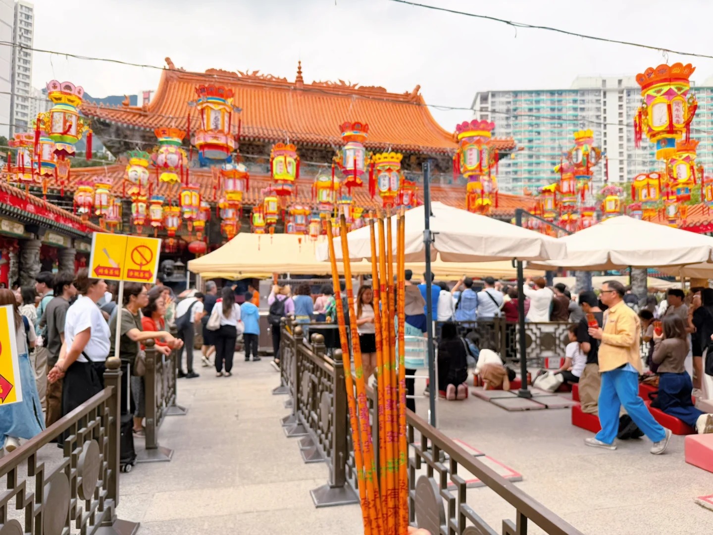 Người d&acirc;n thắp hương cầu nguyện tại Miếu Huỳnh Đại Ti&ecirc;n.