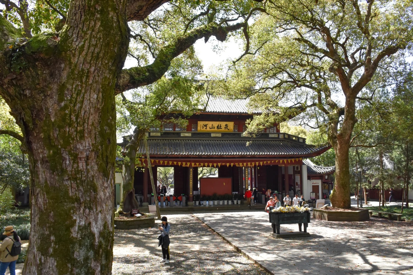 Khuôn viên Miếu Nhạc Phi, không gian thanh tịnh giữa lòng Hàng Châu.