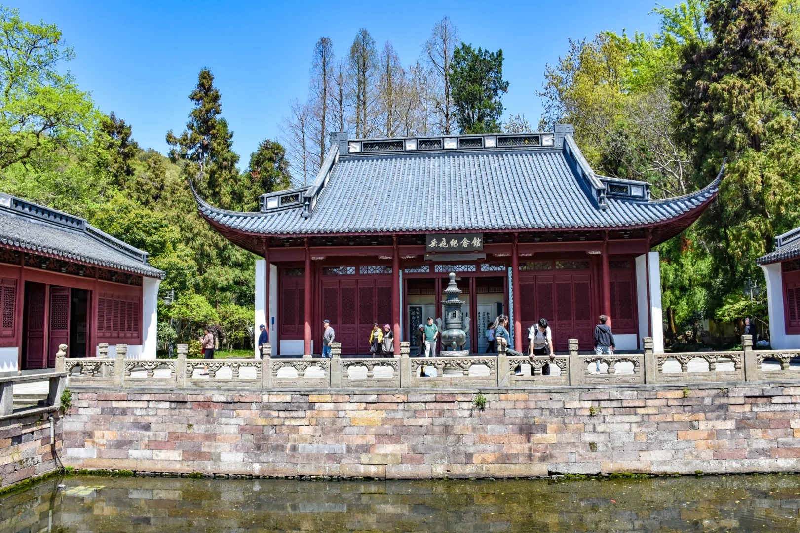 Không gian yên bình bên trong Miếu Nhạc Phi, điểm đến văn hóa và tâm linh đặc biệt.