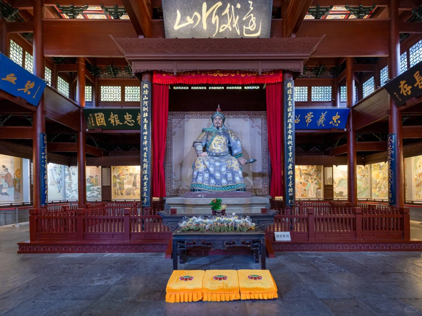 Bức tượng Nhạc Phi uy nghiêm, tôn vinh vị anh hùng dân tộc Trung Hoa.