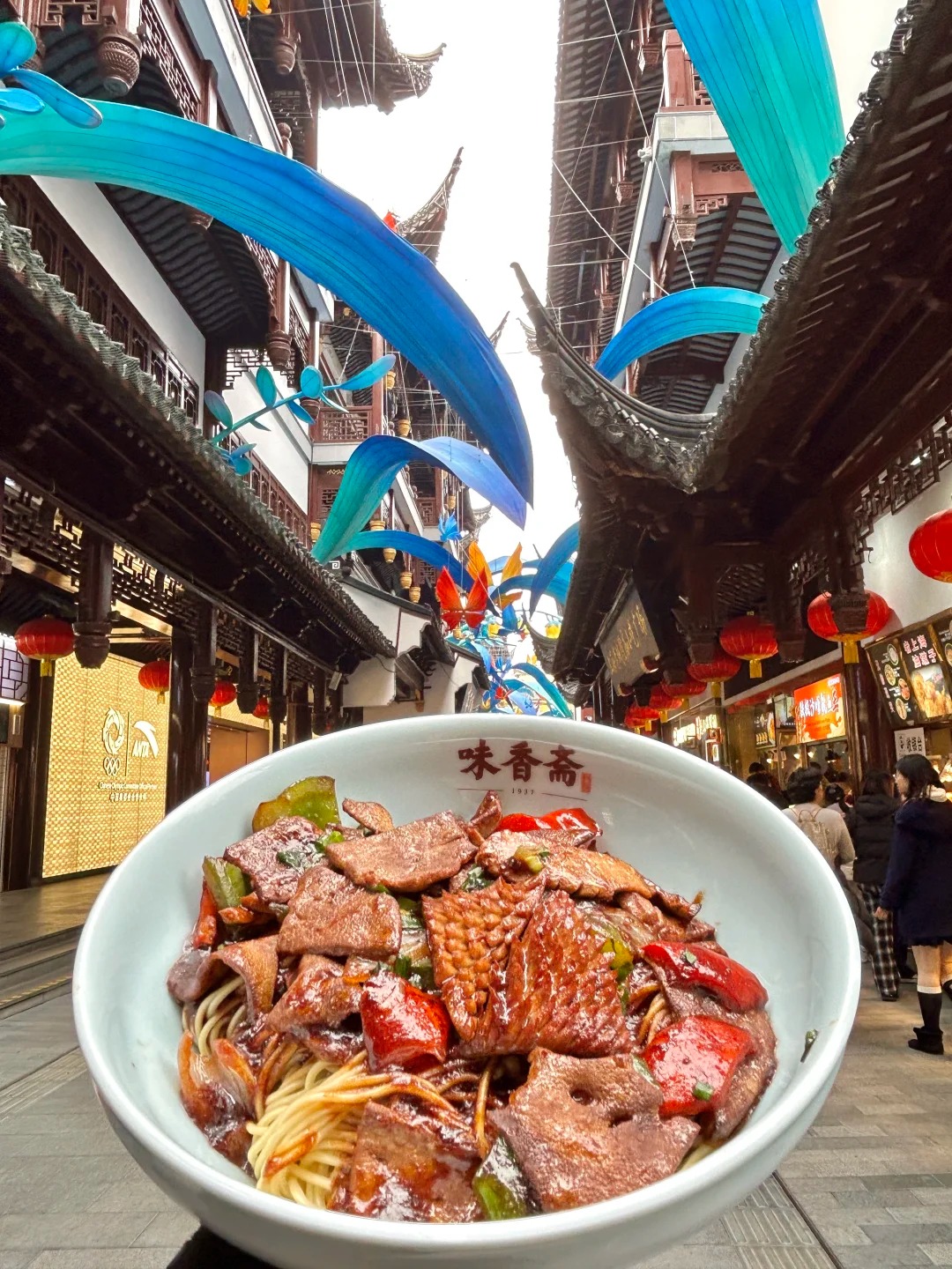 Thưởng thức các món đặc sản địa phương ngay gần Miếu Thành Hoàng với hương vị truyền thống.