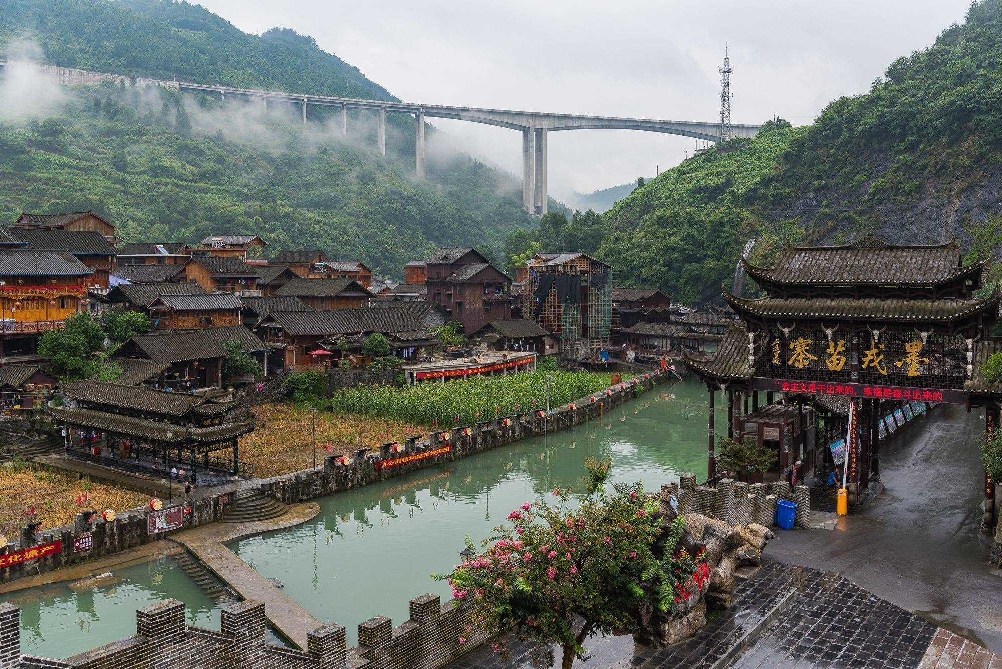 Mi&ecirc;u Trại mặc Nhung nơi sinh sống của d&acirc;n tộc thiểu số người Mi&ecirc;u