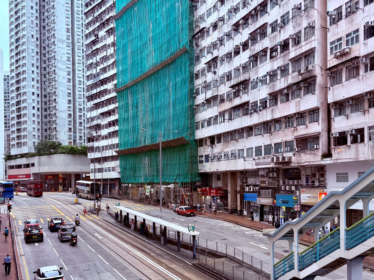 Các quầy hàng tạp hóa và tiệm sửa chữa truyền thống nép mình dưới chân tòa nhà Monster Building