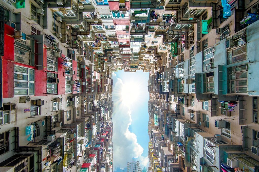 Sự tương phản giữa khoảng trời xanh hẹp và bức tường bê tông cao chót vót của Monster Building