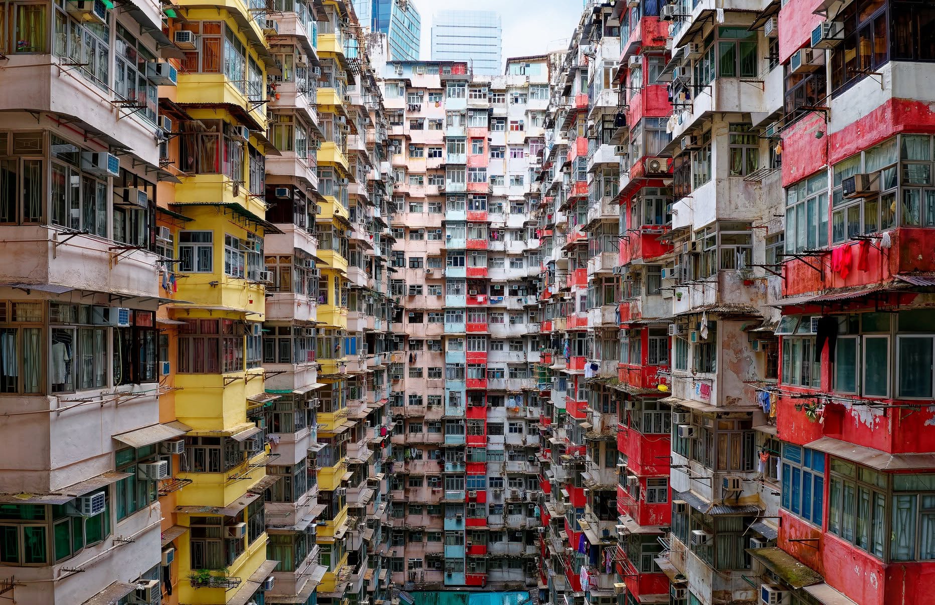 Cận cảnh các ô cửa sổ đủ sắc màu xếp tầng san sát nhau tại tổ hợp nhà ở Monster Building