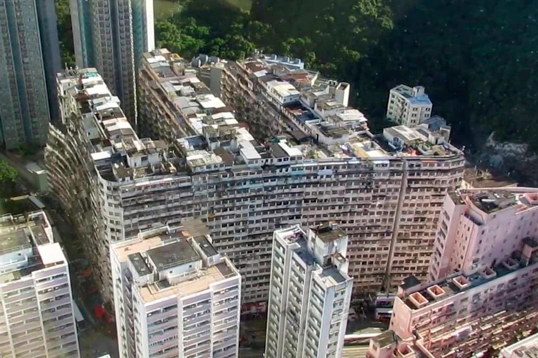 Toàn cảnh 5 khối nhà liên kết hình chữ E đồ sộ thuộc tổ hợp Monster Building tại Quarry Bay