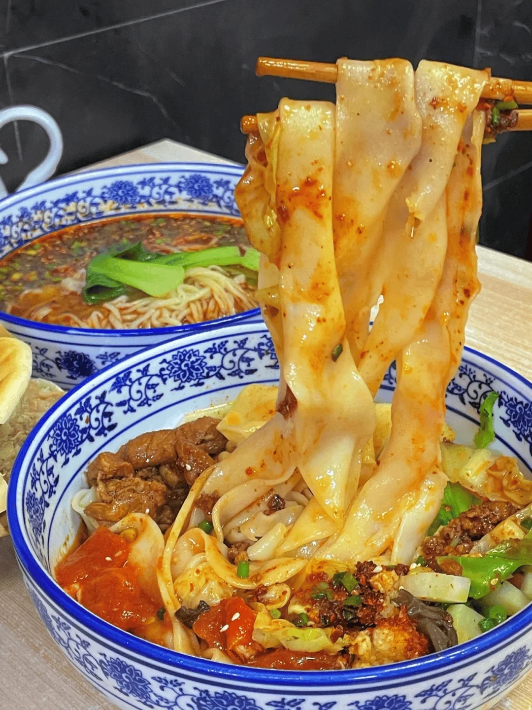 b&aacute;nh kẹp thịt nổi tiếng Trung Quốc tại Con phố Hội d&acirc;n 