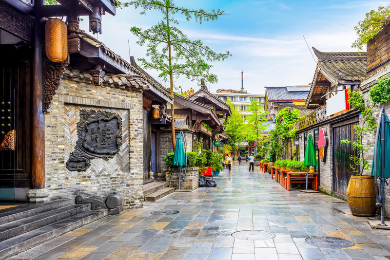 Nh&agrave; cổ m&aacute;i ng&oacute;i cong truyền thống dọc ng&otilde;.