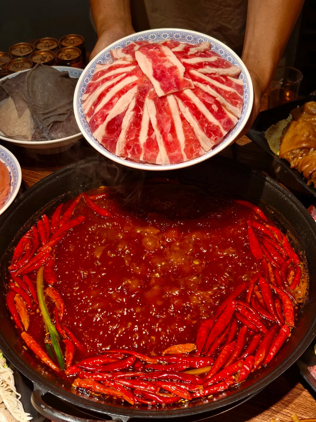 Du kh&aacute;ch thưởng thức m&oacute;n m&igrave; cay đặc sản.