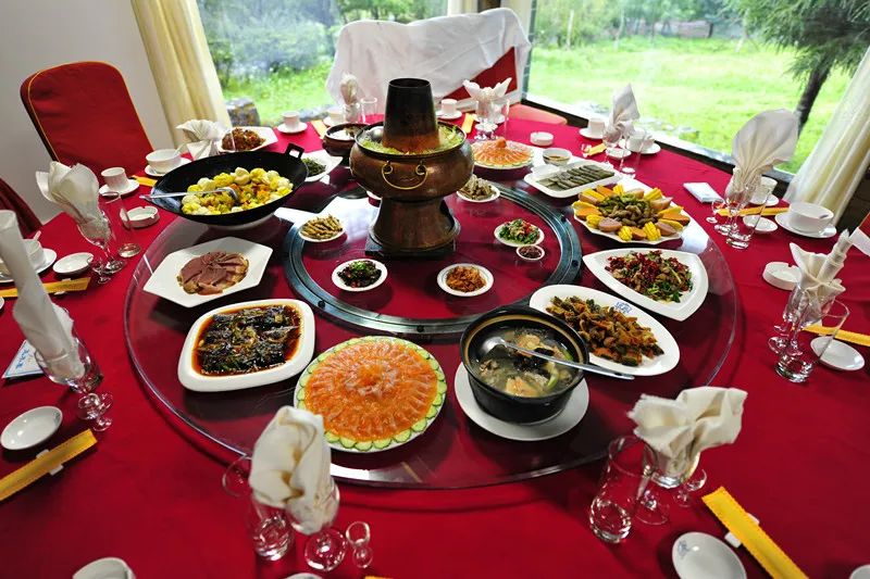 Đặc sản d&acirc;n tộc tại Ngọc Thủy Trại với hương vị độc đ&aacute;o từ ẩm thực V&acirc;n Nam.