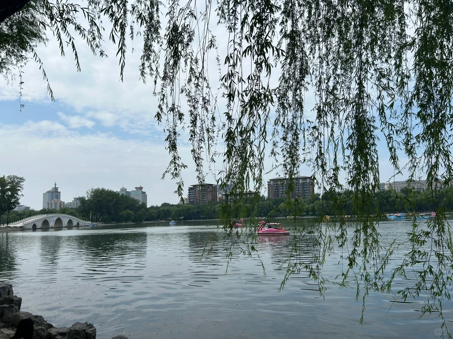 Mặt hồ y&ecirc;n b&igrave;nh, thuyền nhỏ tr&ocirc;i lững lờ.