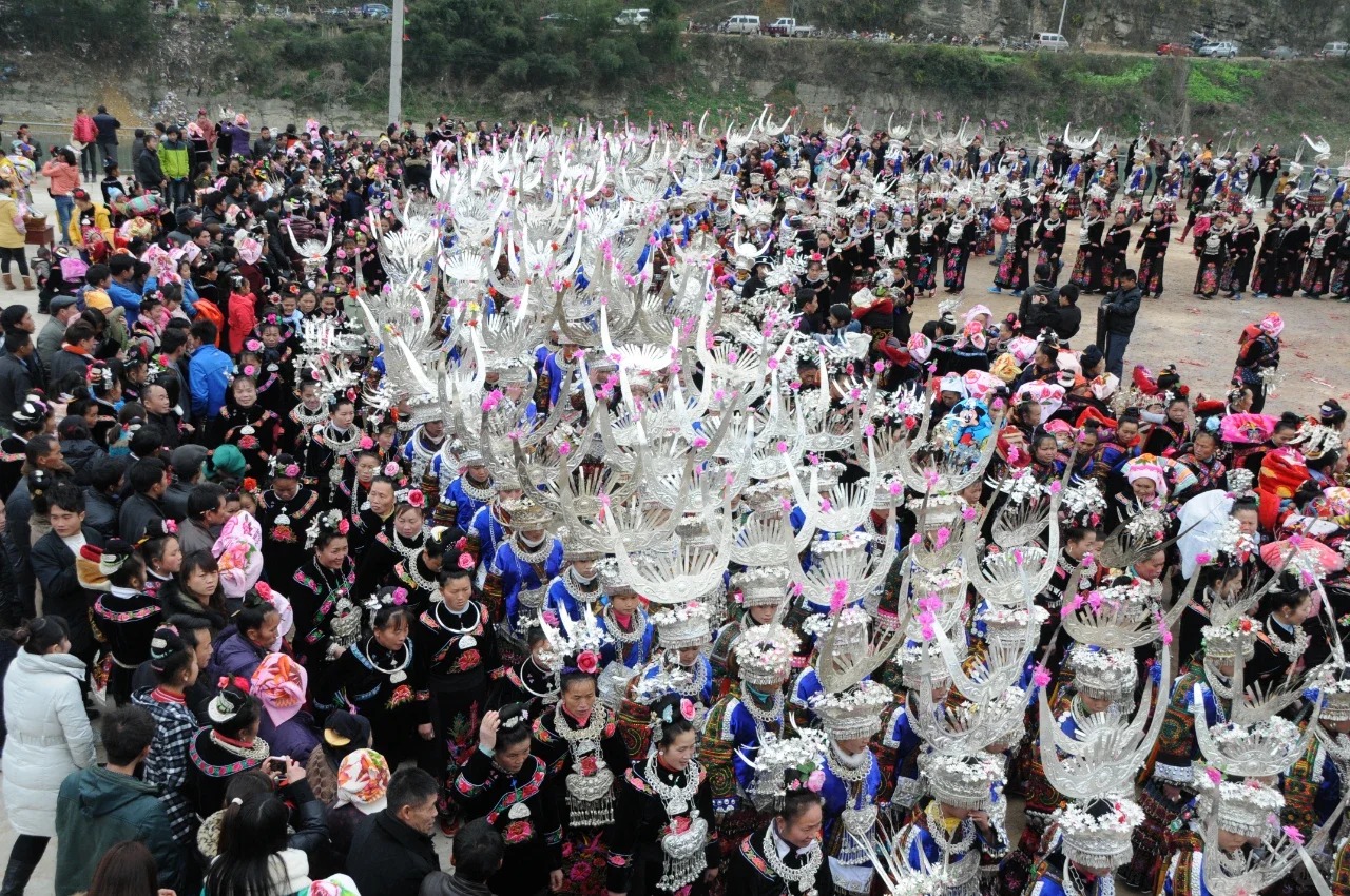 Người Mi&ecirc;u m&uacute;a trong lễ hội m&ugrave;a xu&acirc;n.