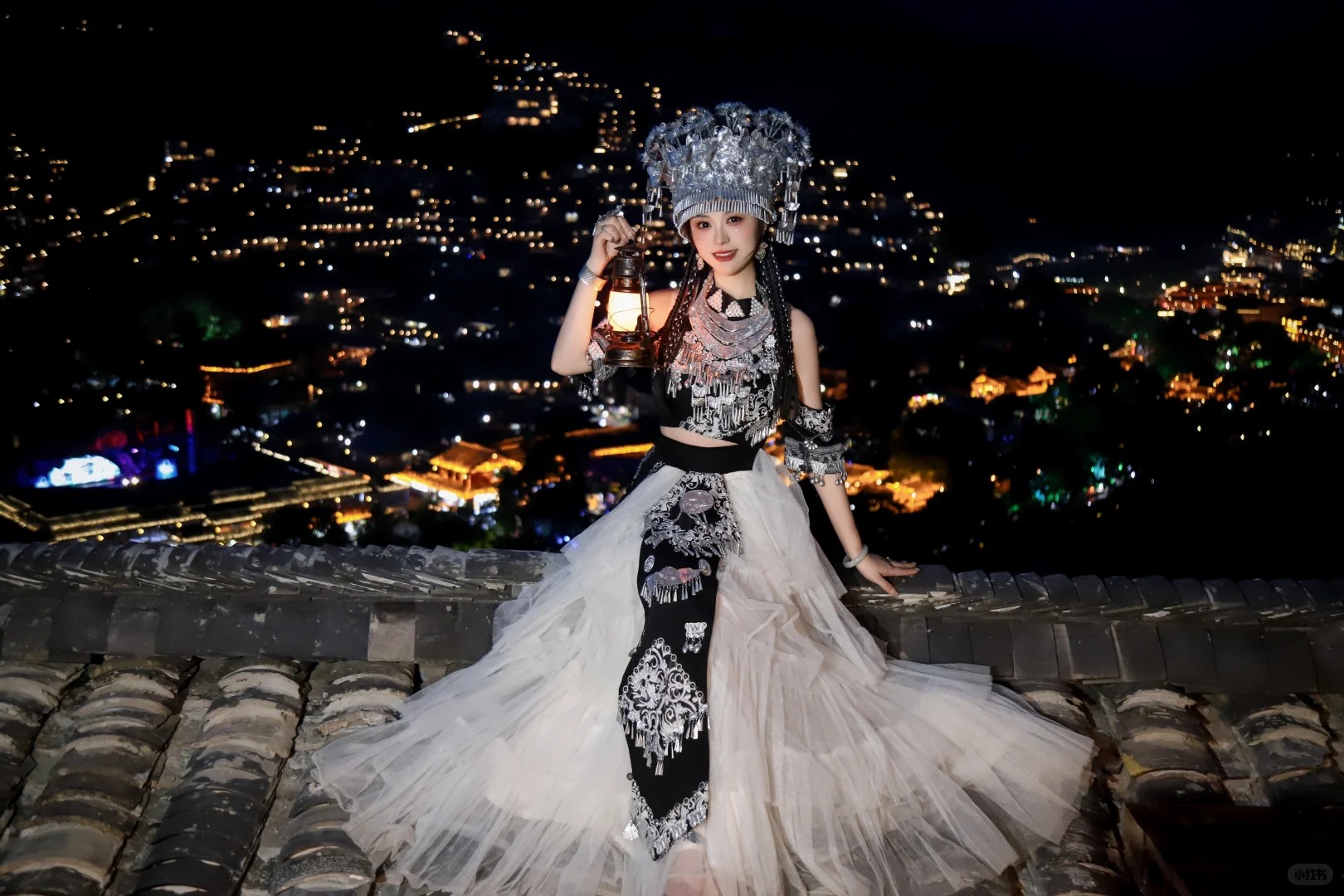 Du kh&aacute;ch chụp ảnh trong trang phục truyền thống của người Mi&ecirc;u b&ecirc;n trong Mi&ecirc;u trại