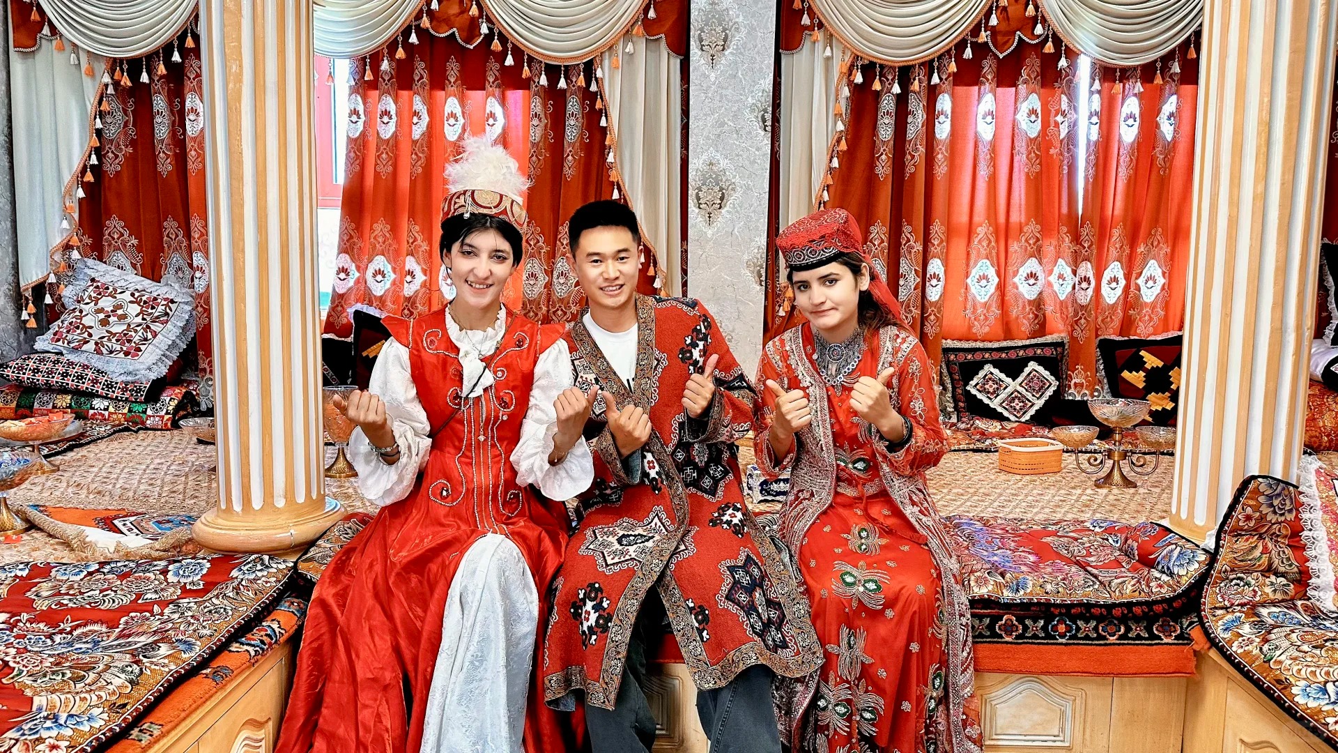 Người Tazik mặc trang phục truyền thống rực rỡ.