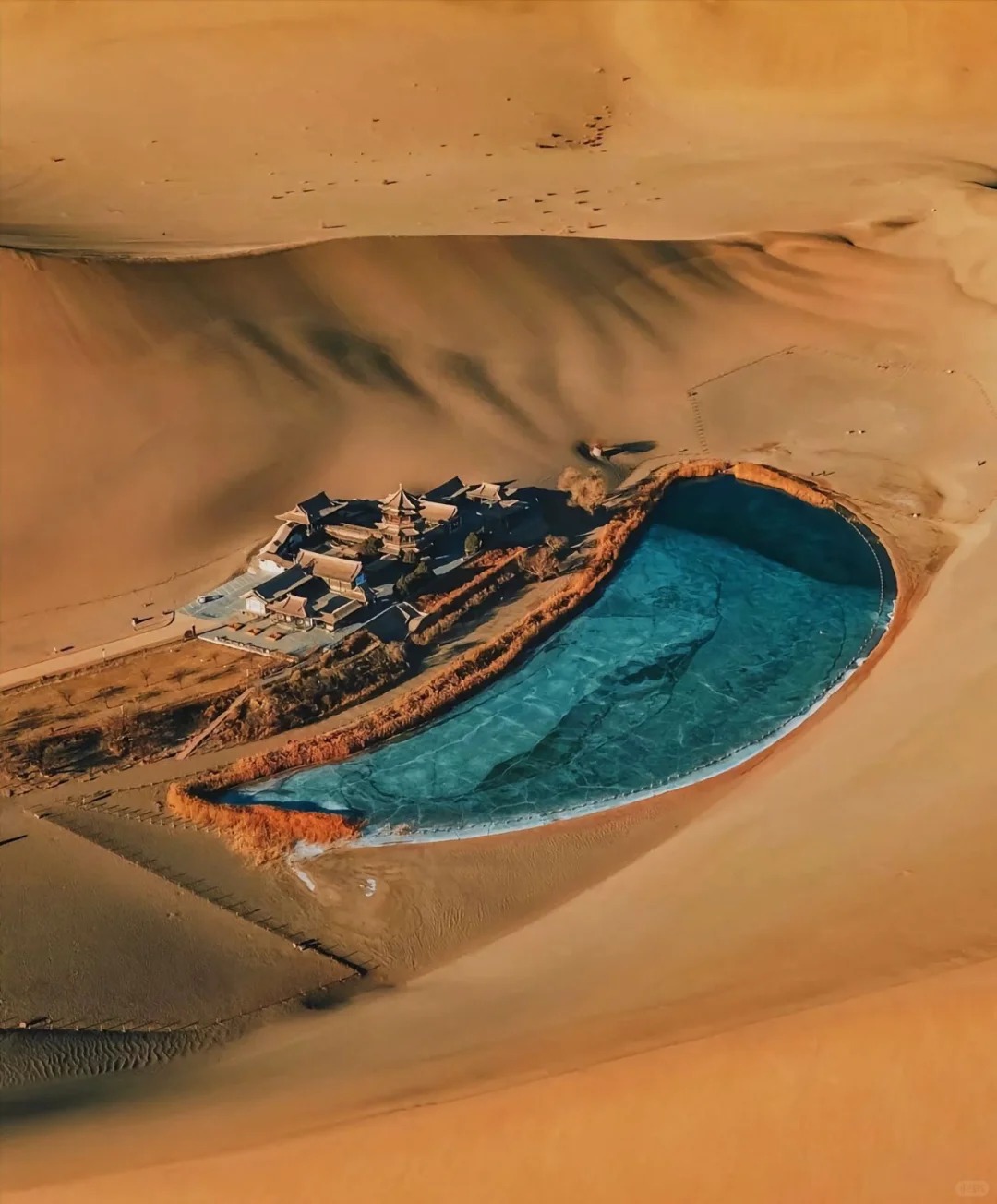 Hồ Nguyệt Nha Tuyền soi bóng giữa lòng sa mạc, tạo nên khung cảnh thơ mộng hiếm có.