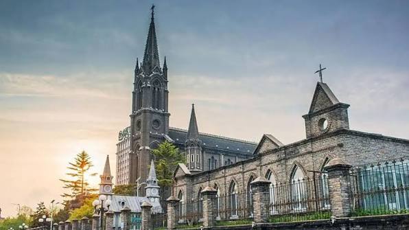 Toàn cảnh Nhà thờ Công giáo Cát Lâm phủ tuyết trắng xóa tựa lâu đài cổ tích châu Âu