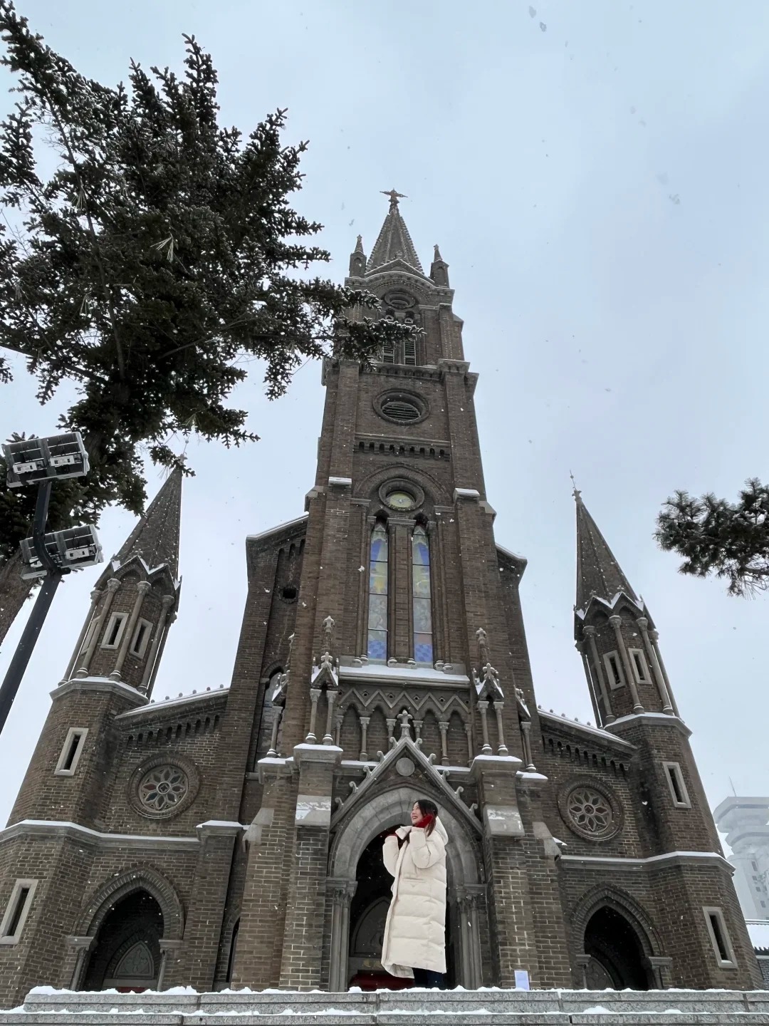 Tuyết trắng bám dày trên các đường cong ô cửa vòm Gothic và phù điêu đá nhà thờ Cát Lâm