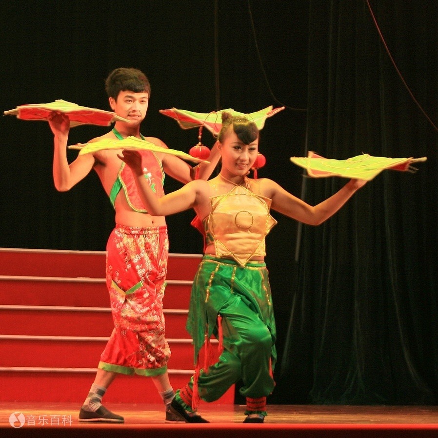 Nghệ sĩ biểu diễn h&agrave;i kịch trong Show Nhị nh&acirc;n truyện