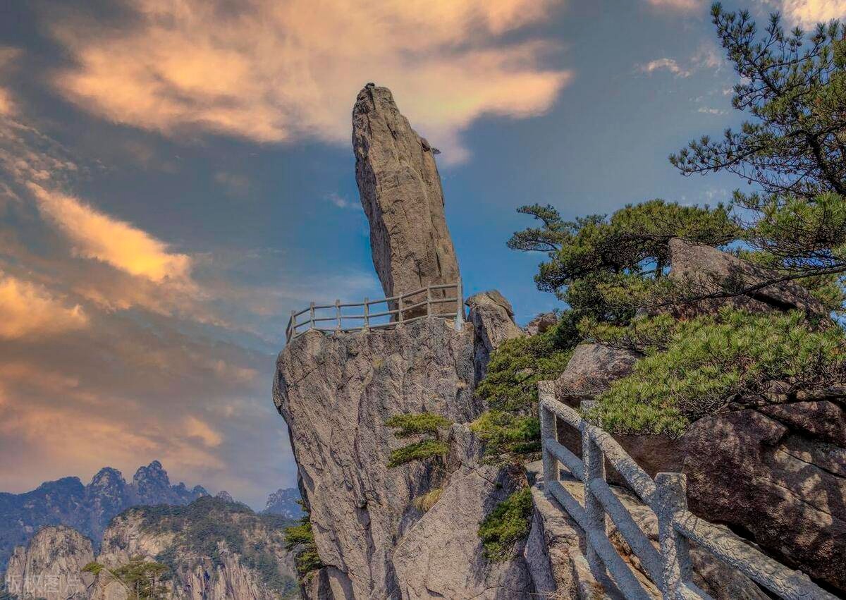 N&uacute;i Ho&agrave;ng Sơn với v&aacute;ch đ&aacute; dựng đứng h&ugrave;ng vĩ.