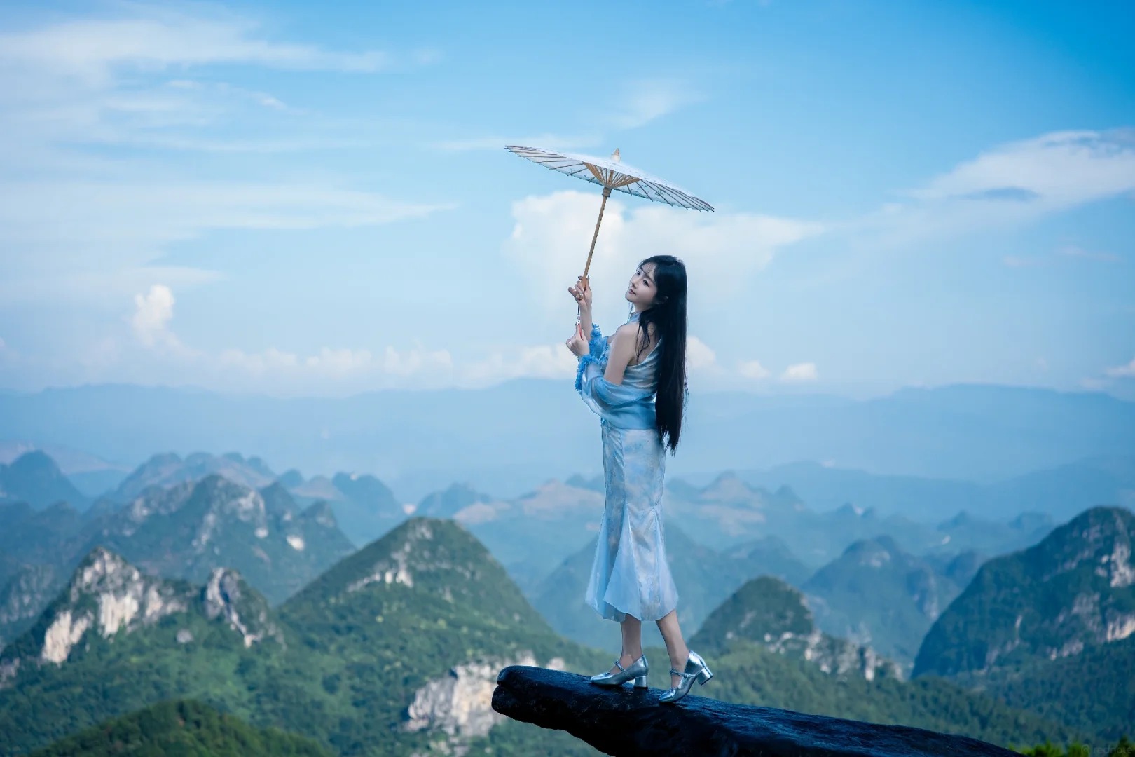 Du khách chụp ảnh trên đỉnh núi đằng sau là Toàn cảnh Núi Nghiêu Sơn hùng vĩ. ở Quế Lâm