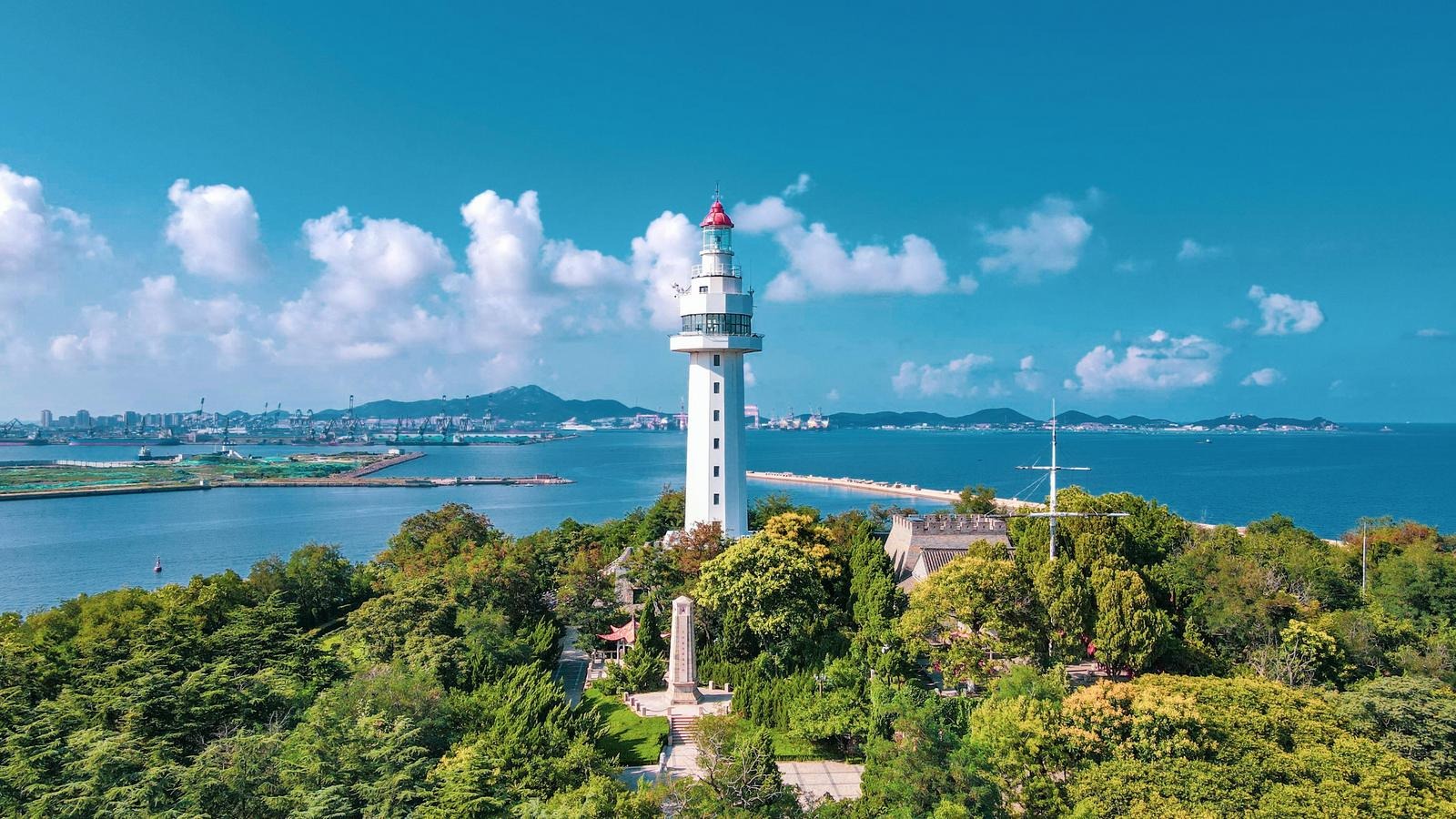 N&uacute;i xanh bao quanh khu thắng cảnh.