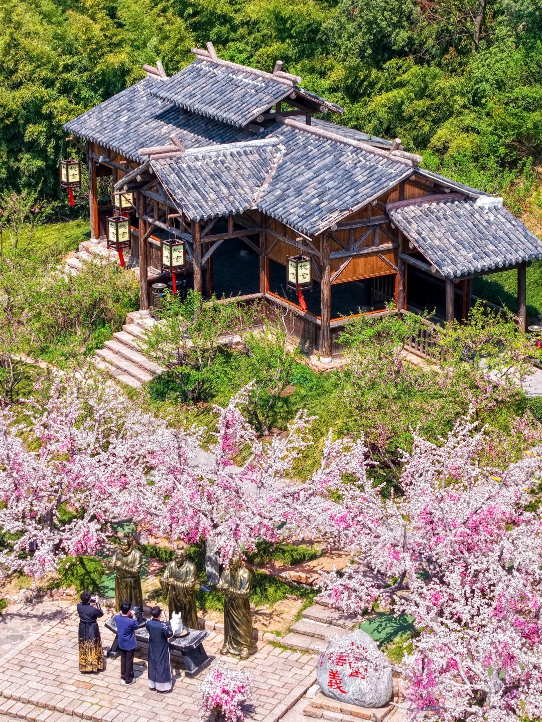 Đại điểm kết nghĩa vườn đ&agrave;o tại phim trường tam quốc diễn nghĩa Bắc Kinh