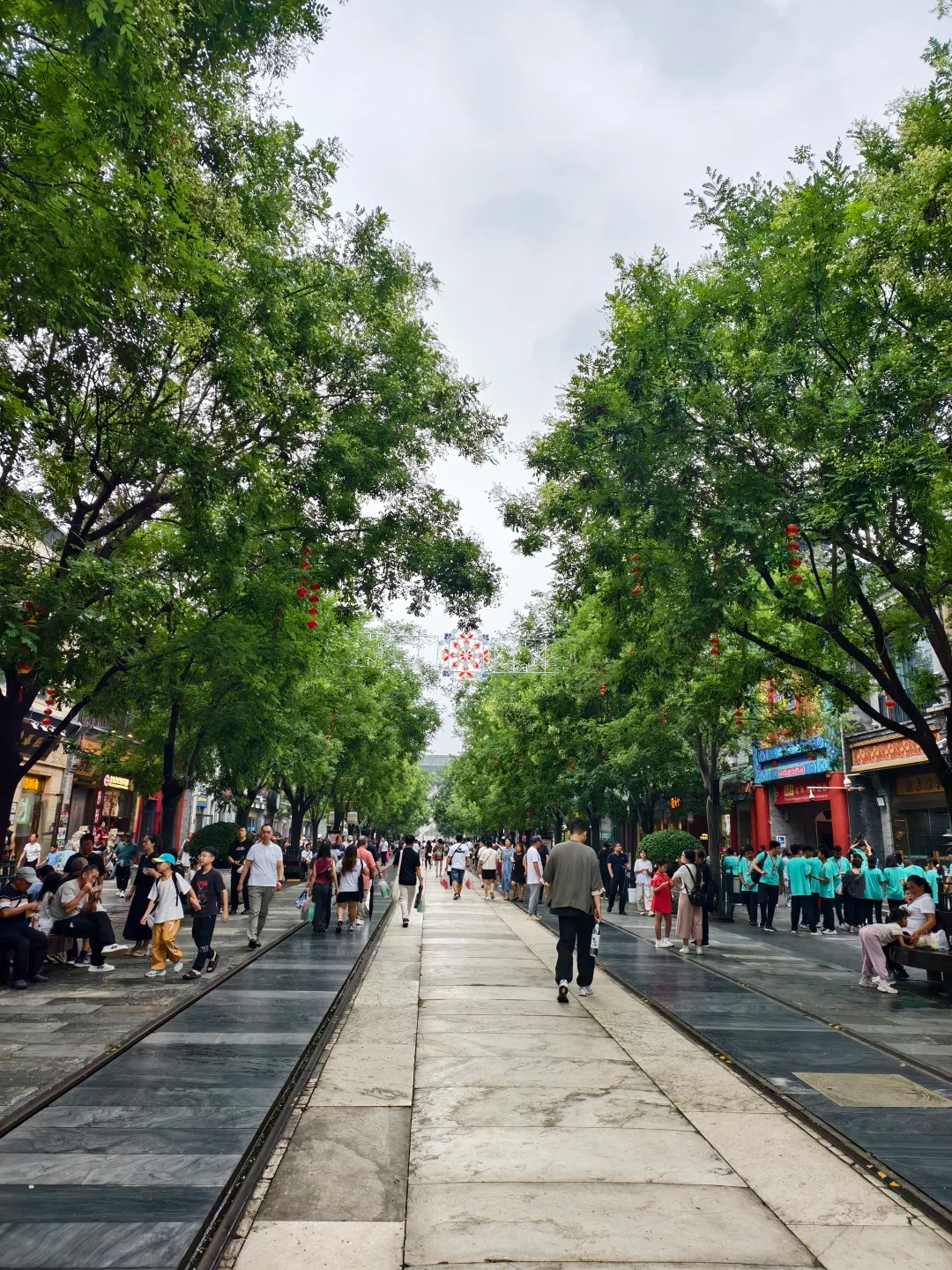 Con phố l&aacute;t đ&aacute; cổ k&iacute;nh, người qua lại tấp nập.