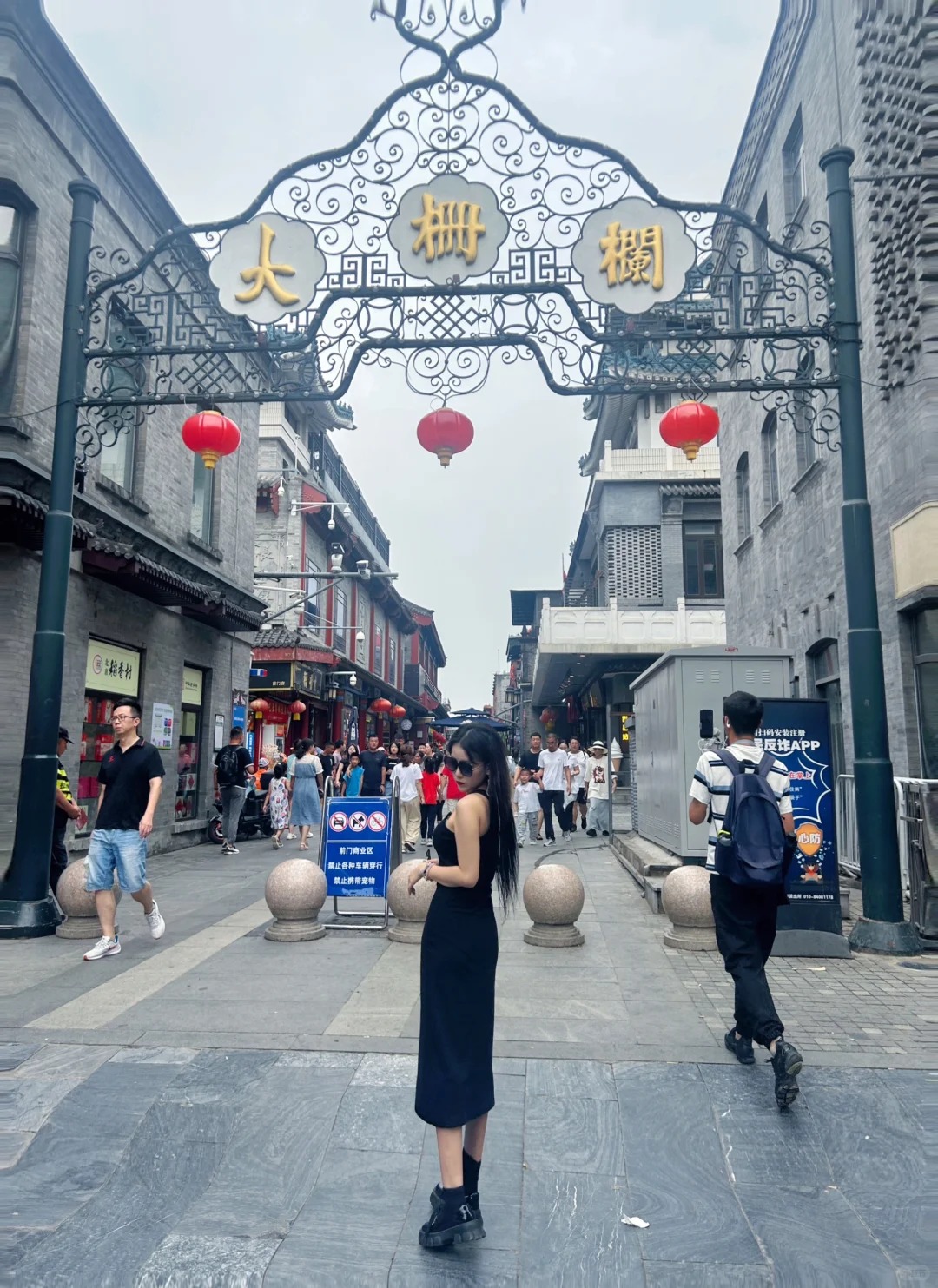 Du kh&aacute;ch đi bộ tr&ecirc;n phố Đại S&aacute;ch Lan, check-in ngay tại cổng v&agrave;o