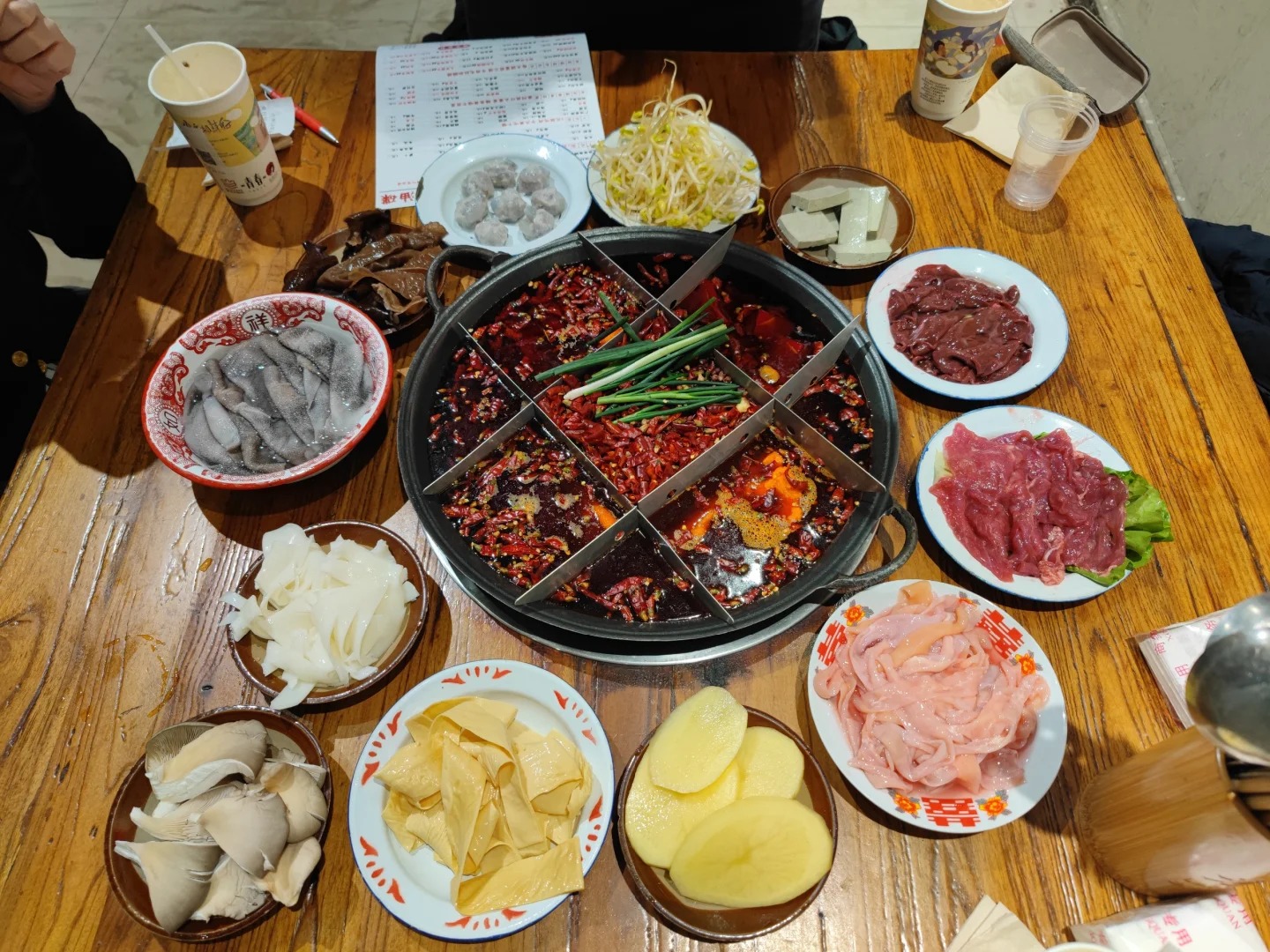 Thưởng thức lẩu cay Tr&ugrave;ng Kh&aacute;nh nghi ng&uacute;t kh&oacute;i, vị t&ecirc; nồng l&agrave;m say l&ograve;ng thực kh&aacute;ch bốn phương.