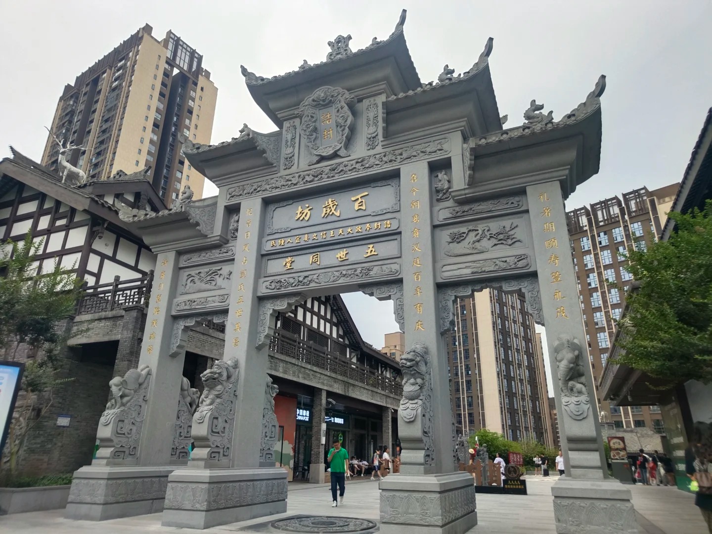 Check-in tại Quảng trường Centenary Tr&ugrave;ng Kh&aacute;nh, nơi hiện đại giao h&ograve;a với kh&ocirc;ng gian xanh m&aacute;t v&agrave; kiến tr&uacute;c ấn tượng.