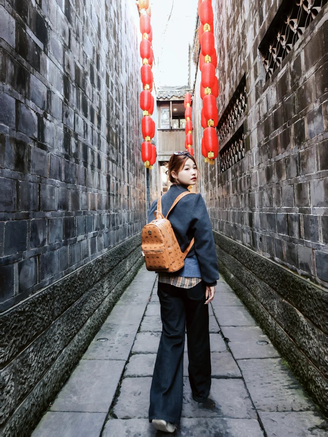 Du kh&aacute;ch chụp ảnh check-in trong con ng&otilde; cổ l&aacute;t đ&aacute; tại phố cổ Cẩm L&yacute; Th&agrave;nh Đ&ocirc;